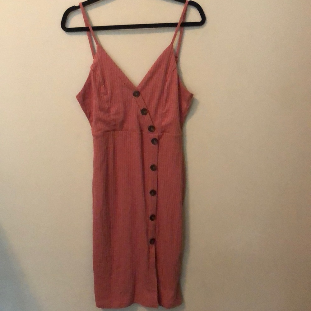 Bodycon pink dress with slit and buttons